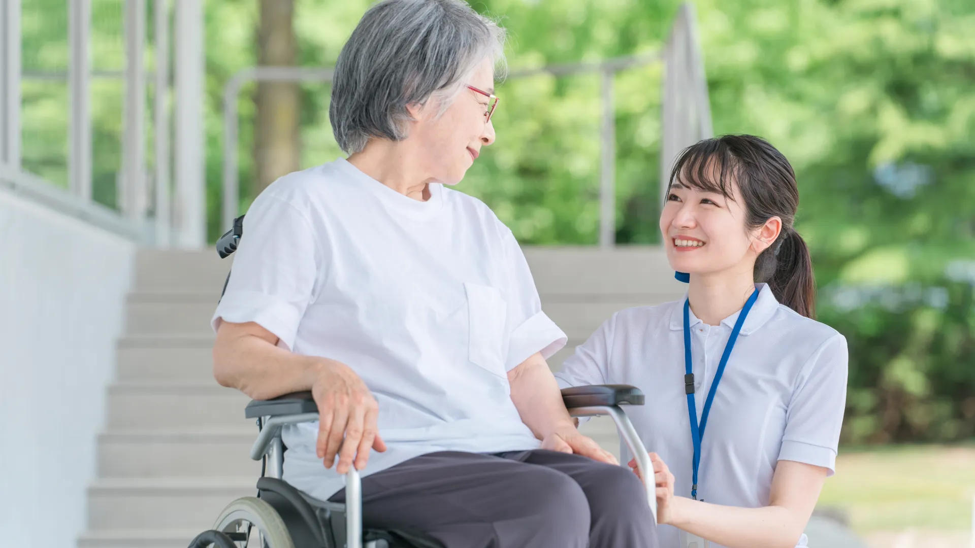 介護の資格は、働きながら取った方がいいの?